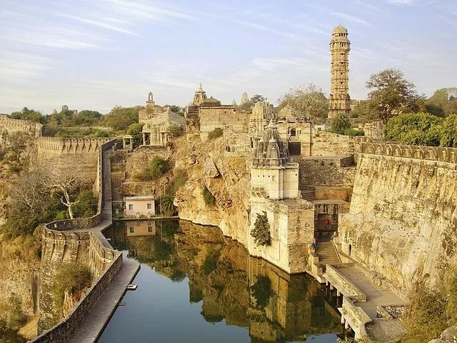 Malerischer Blick auf das Chittorgarh Fort mit Steinmauern, Turm und einem Spiegelbecken