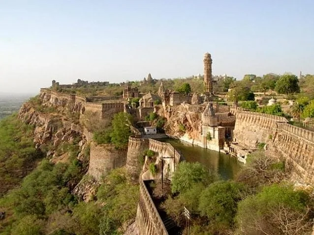 Panoramablick auf die Mauern des Chittorgarh Forts entlang eines Bergrückens mit einem Turm