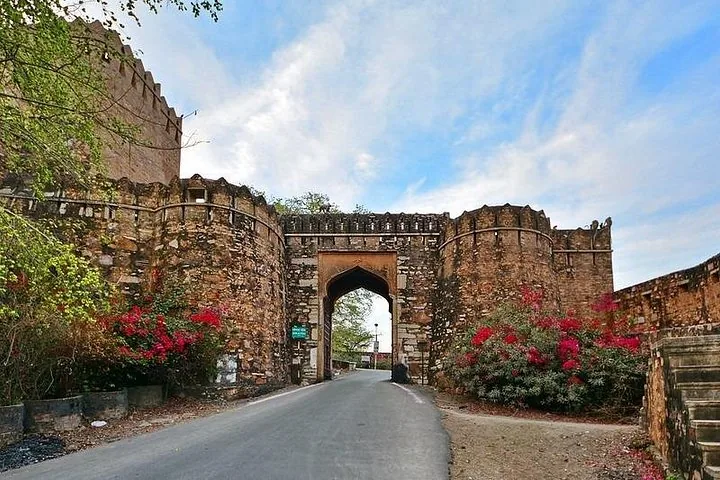 Großer steinerner Torbogen als Eingang durch die Festungsmauern des Chittorgarh Forts