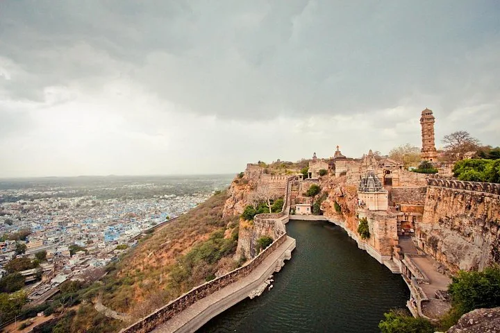 Blick vom Chittorgarh Fort auf das Wasserreservoir, die Mauern und die Stadt darunter