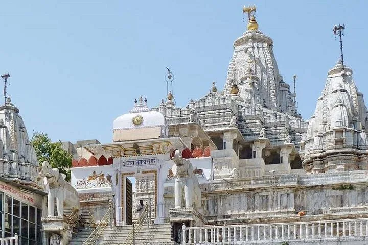 Aufwendig geschnitzter Hindu-Tempel aus weißem Marmor mit mehreren Kuppeln und Elefantenstatuen